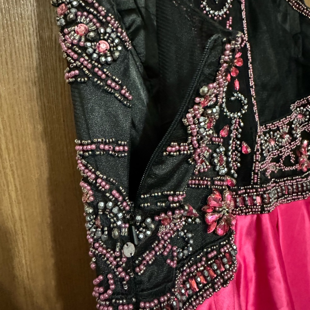BEAUTIFUL PROM DRESS - Picture 3 of 3